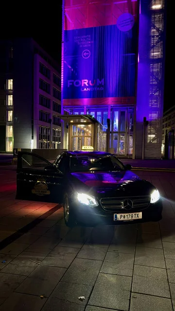 Taxi Mani Mercedes bei Nacht mit goldener Beleuchtung in St. Pölten